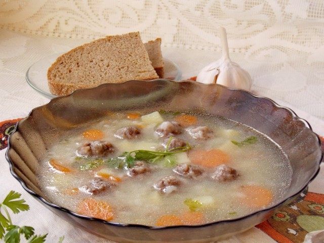 Суп з фрикадельками можна подавати зі сметаною