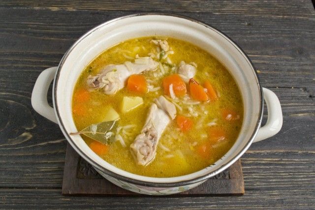 Варимо суп до готовності овочів і курячих крилець