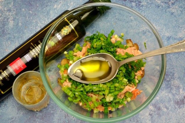 Поливаємо салат яблучним оцтом, змішаним з 1 столовою ложкою оливкової олії