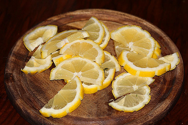 тонко нарізати лимон