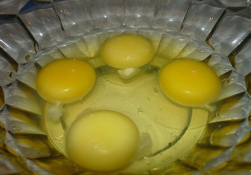 розбити курячі яйця