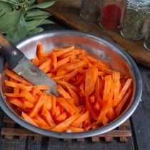 Нарізаємо моркву товстими брусками