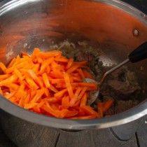 Кидаємо в каструлю морква