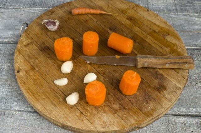 Чистимо моркву і часник