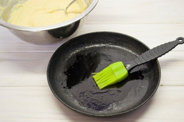 Тісто для оладок викладаємо порціями на розігріту і змащену маслом сковороду