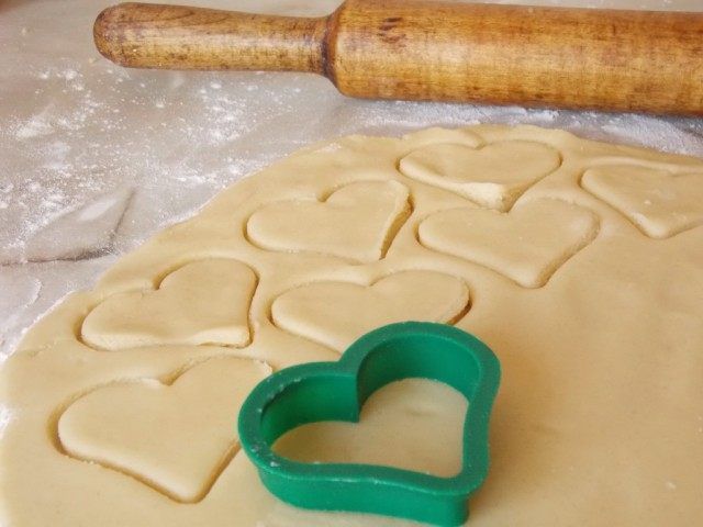 Відпочиле тісто розкачати і виріжемо формочкою печиво