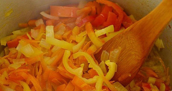 обсмажити цибулю моркву і перець