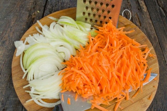 Нарізаємо цибулю і натираємо моркву