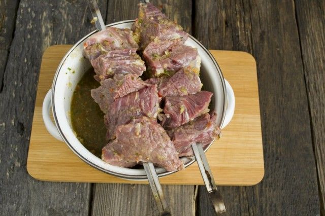 Нанизуємо мариноване м'ясо на шампури