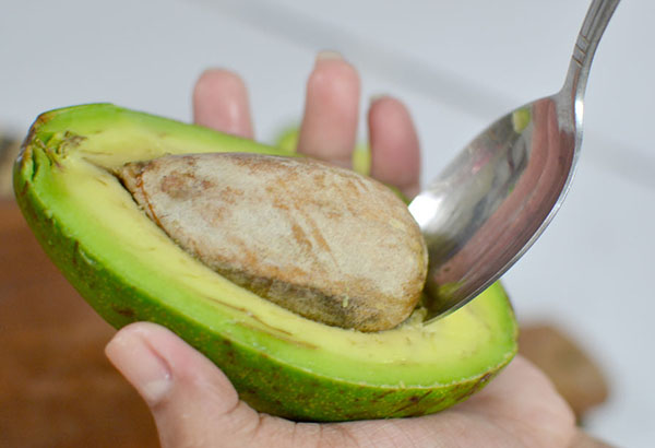 видалити кісточку з авокадо