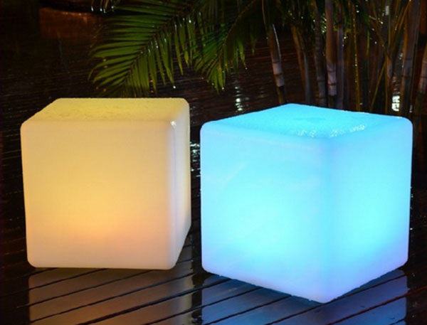 світяться куби в саду