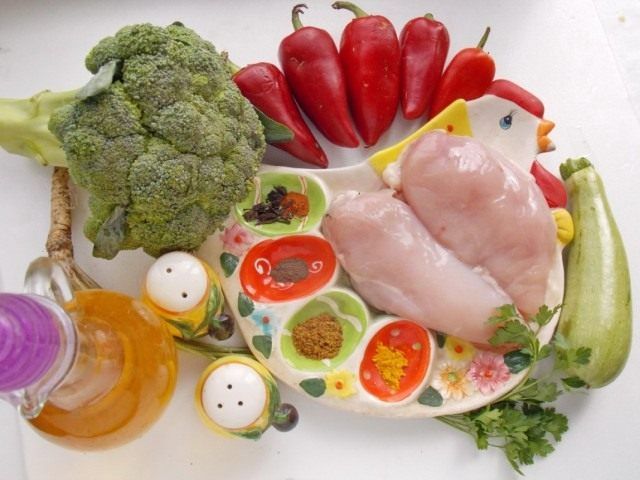 Інгредієнти для приготування запечених з овочами курячих грудок