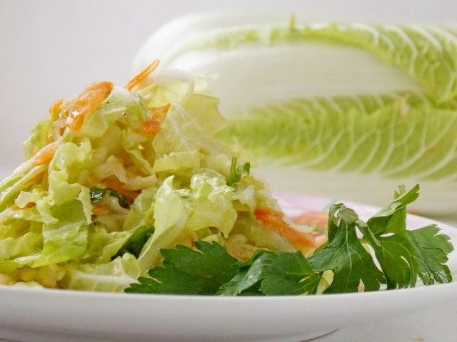 Легкий салат з пекінської капусти