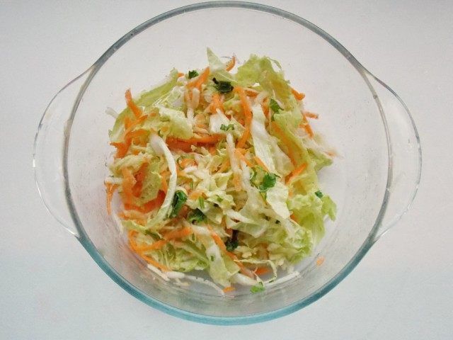 Салат з пекінської капусти, солимо, додаємо спеції і зелень