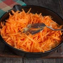 Додаємо моркву до обсмаженої цибулі
