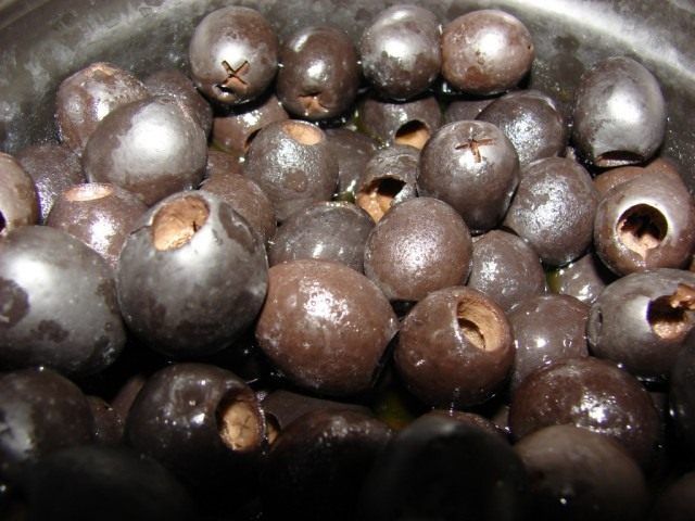 Чорні оливки - по-російськи «маслини»