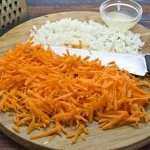 Обсмажуємо дрібно порубаний лук і терту моркву