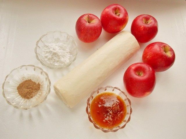 Інгредієнти для приготування яблучних трояндочок