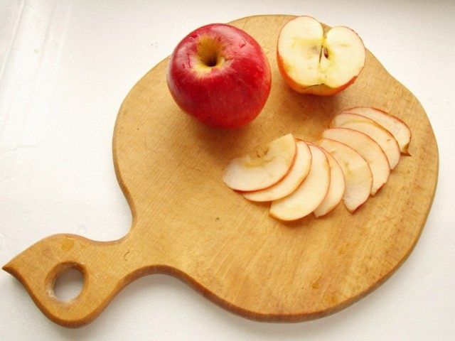Нарізаємо яблука дольками
