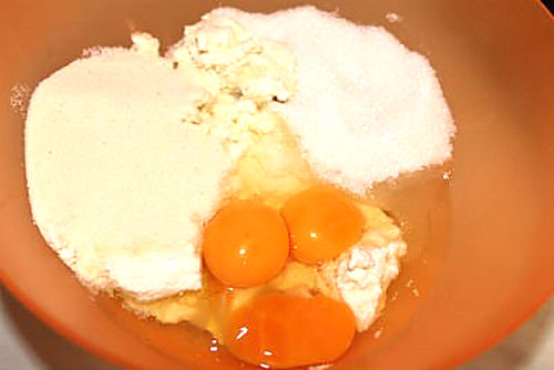 готуємо тісто з сиру, яєць, борошна і цукру