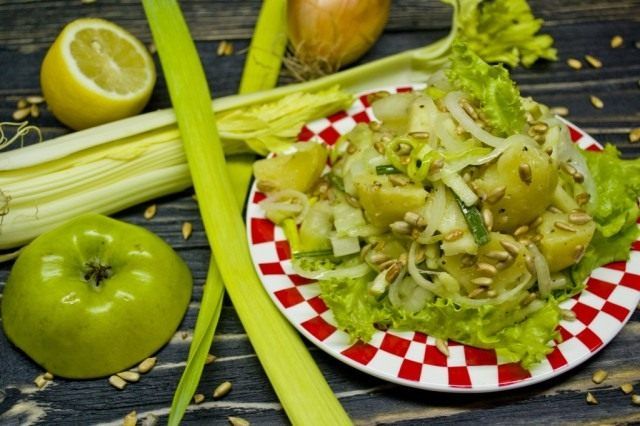 Пісний картопляний салат з селерою і яблуком