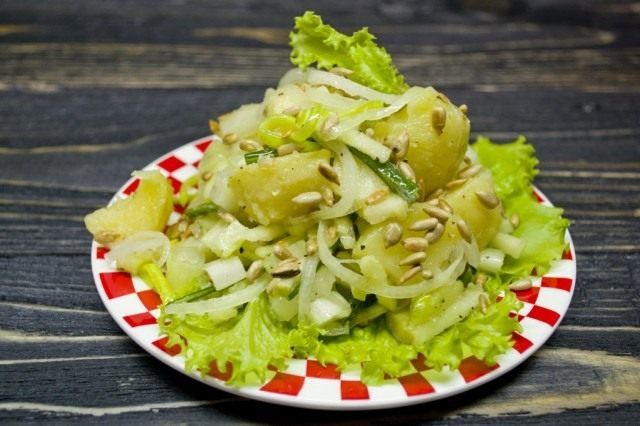 Пісний картопляний салат з селерою і яблуком