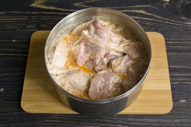 Замочуємо курячі стегна в маринаді