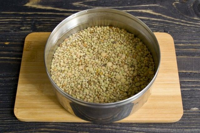 Промиваємо і замочуємо сочевицю