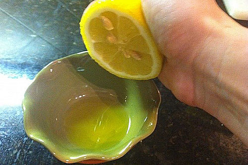 видавити сік половини лимона