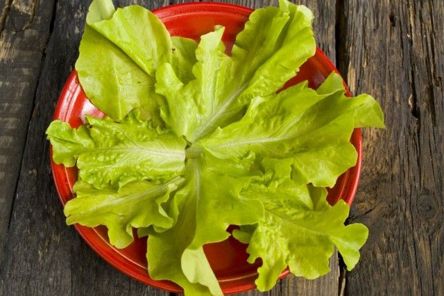 На тарілку кладемо листя зеленого салату