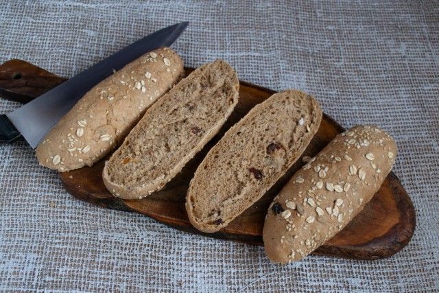 Булочки з цільнозернового хліба розрізаємо вздовж навпіл, підсушують в духовці або в тостері
