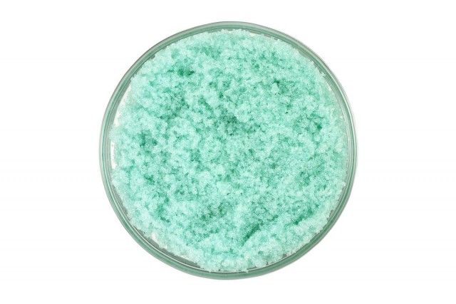 Чистий залізний купорос має форму призматичних кристалів бірюзового кольору, що розчиняються у воді