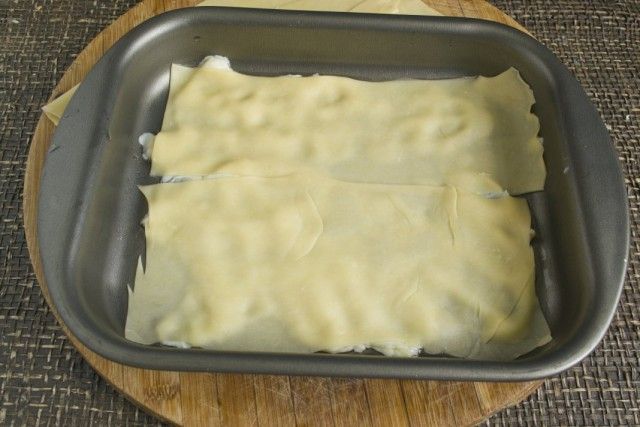 У форму для лазаньї викладаємо трохи соусу і накриваємо листами пасти