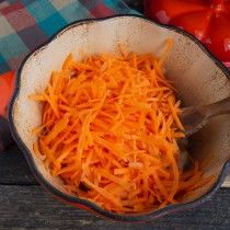 Додаємо терту моркву