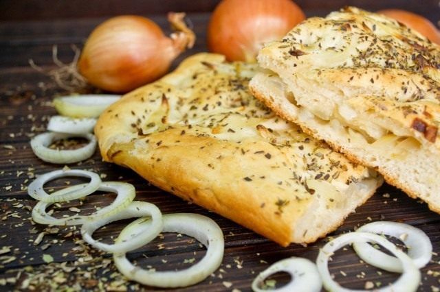 Пісний хліб з цибулею в духовці - італійська фокачча