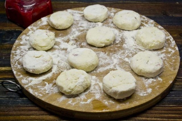 Ліпимо акуратні круглі коржі з джемом всередині