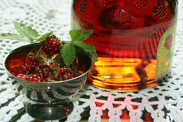 свіжі ягоди княженіка і напій