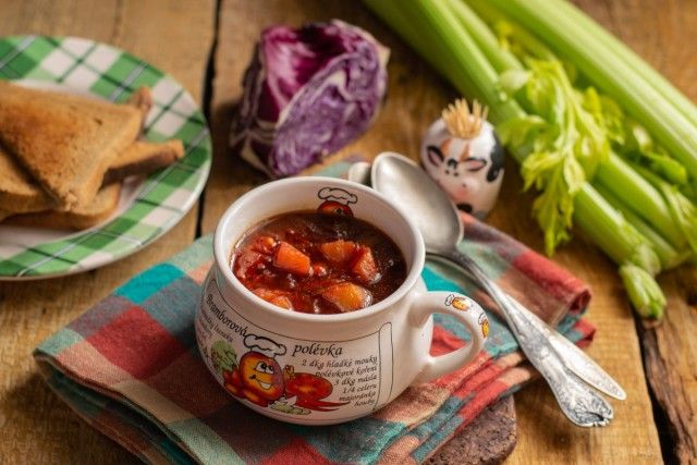 Корисний вегетаріанський суп із червонокачанної капусти. Покроковий рецепт з фото