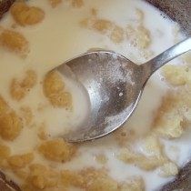 Додаємо до основи для соусу бешамель молоко