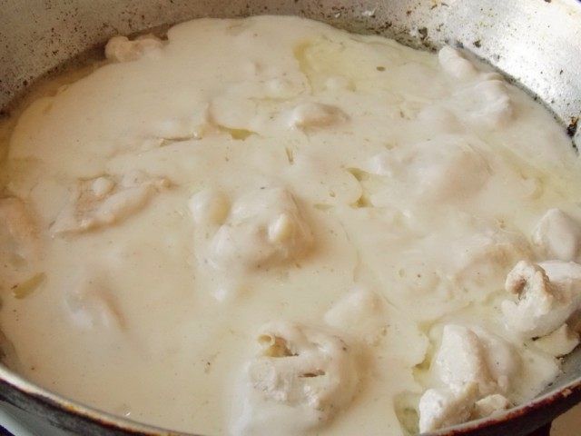 Заливаємо курку соусом і готуємо ще 5 хвилин