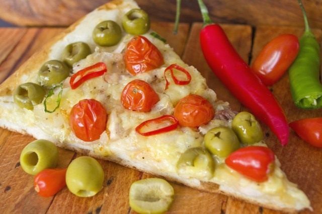 Піца з куркою і томатами черрі