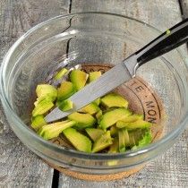 Ріжемо авокадо тонкими скибочками і кладемо в салатницю