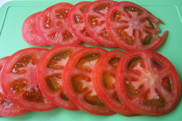кружками нарізати помідори