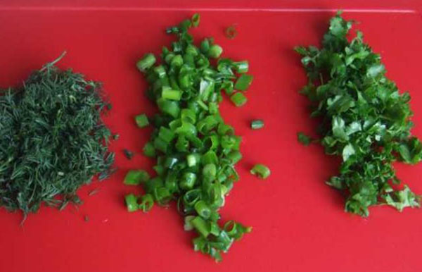 дрібно нарізана зелень для салату