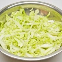 Нарізаємо китайську капусту тонкою соломкою. Заправляємо лимонним соком