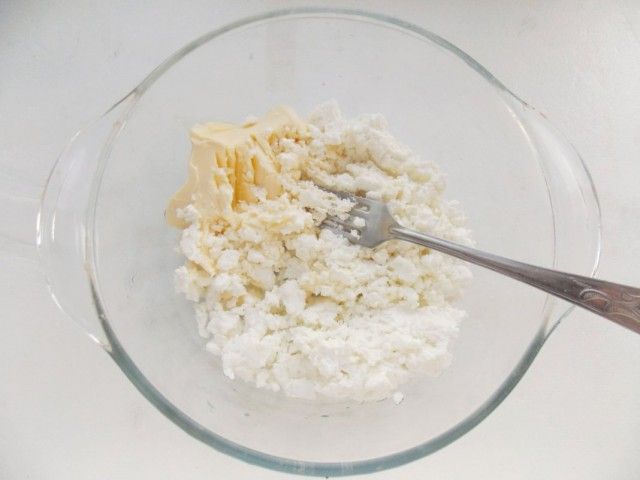 Розминаємо сир і вершкове масло