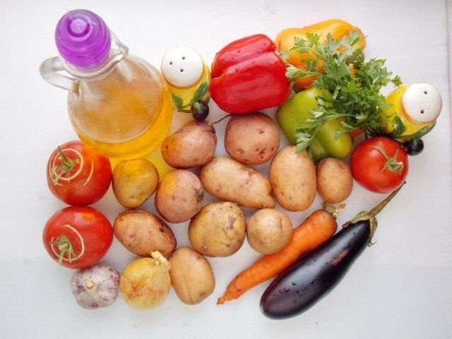 Інгредієнти для смаженої з овочами картоплі