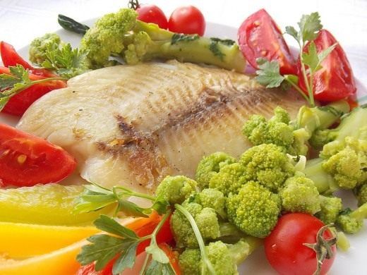 Смажене філе морського окуня відмінно поєднується з овочами