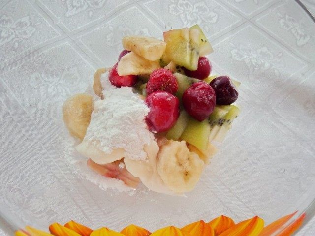 Шматочки фруктів і ягоди з'єднуємо з половиною вершків