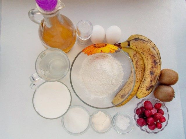 Інгредієнти для приготування заварних млинців на кефірі з фруктами і збитими вершками